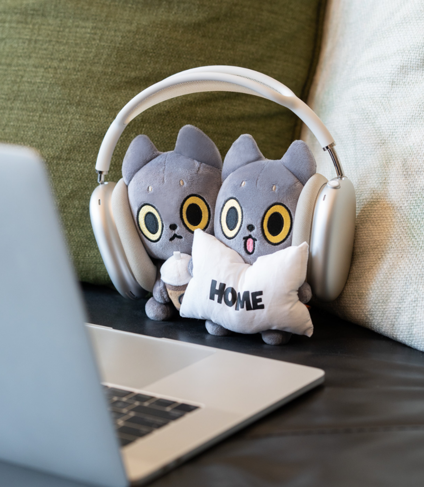 Hakongee 6” Plush - Sitting Cozy w/ Pillow